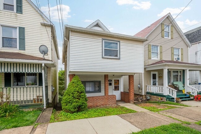 Building Photo - SCORE 1ST MONTH'S RENT FREE IF SIGNED BY DEC 31! Stunning 2 bedroom home in Pitcairn available now!