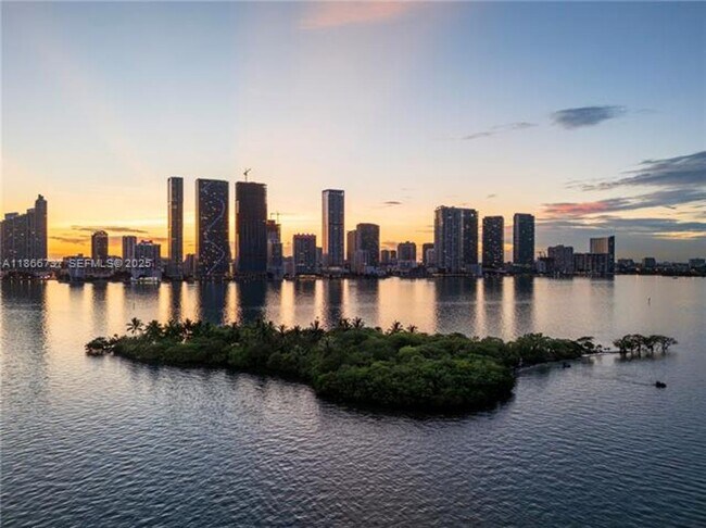 Building Photo - 700 NE 24th St