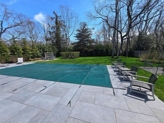 Building Photo - 870 Noyack Rd