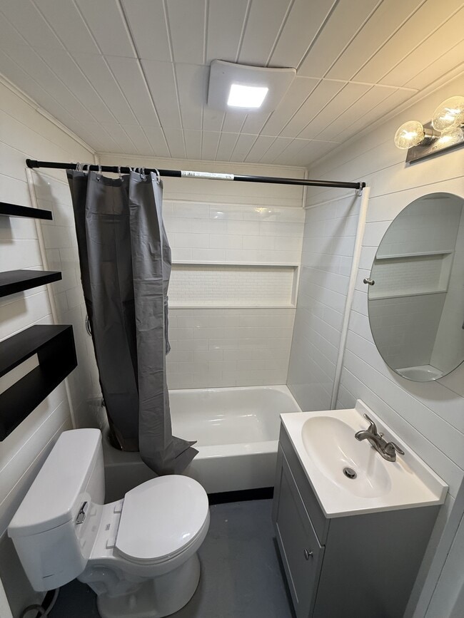 Building Photo - 720 18th Ave