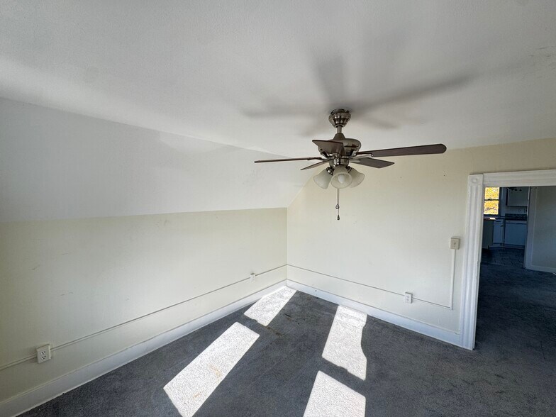 Building Photo - 103 Center St