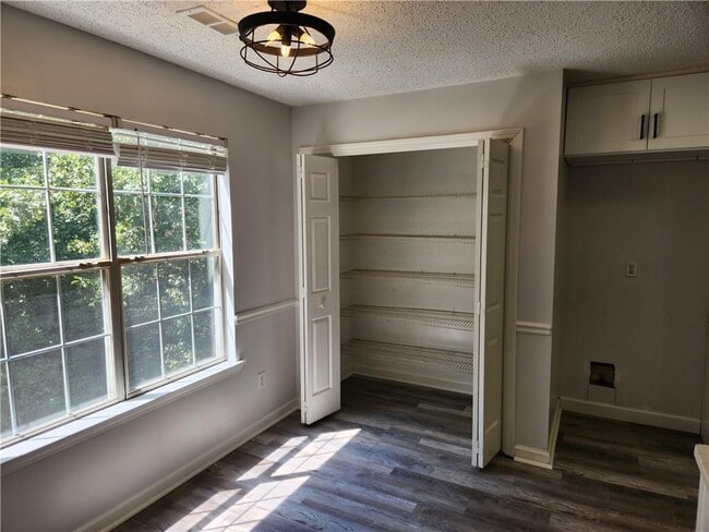 Building Photo - 922 Sweetwater Way