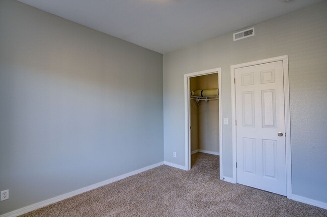 Building Photo - 2 bedroom Townhome w/Garage in Gated Commu...