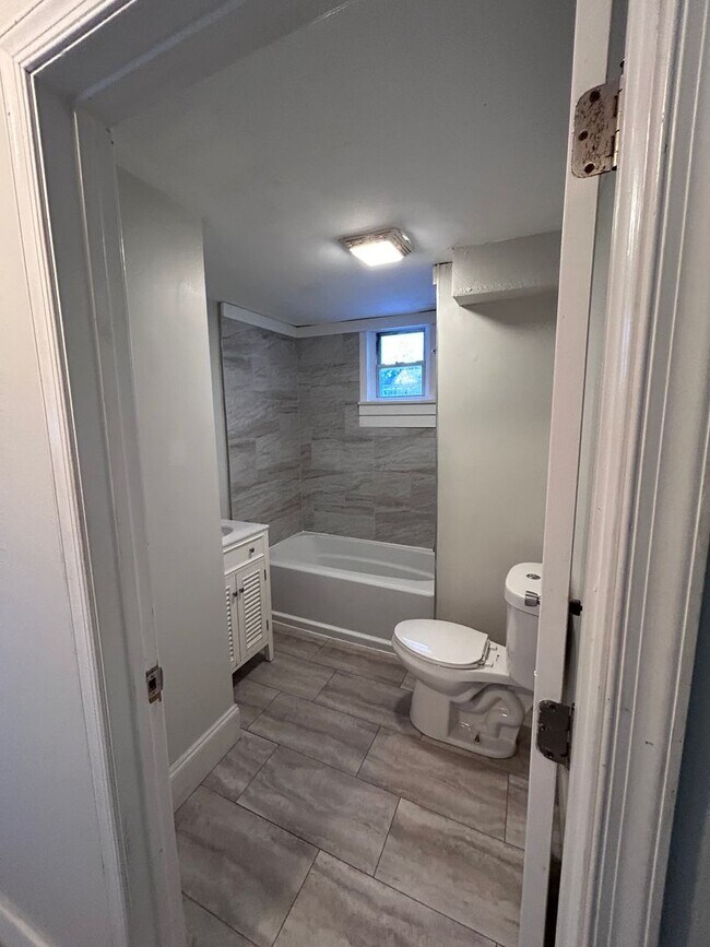 Building Photo - Available Now! | 2 Bed/ 1 Bath | Church Hill North