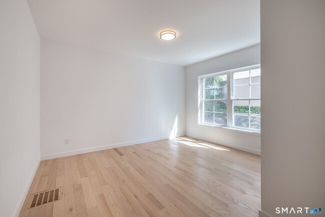 Building Photo - 330 Pleasantview Ave