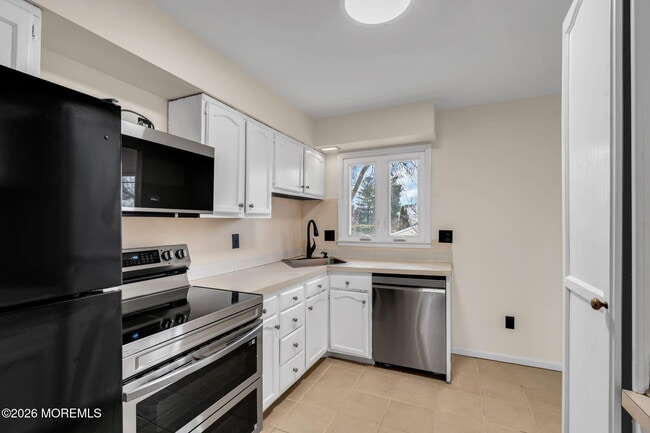 Building Photo - 613 Champlain St