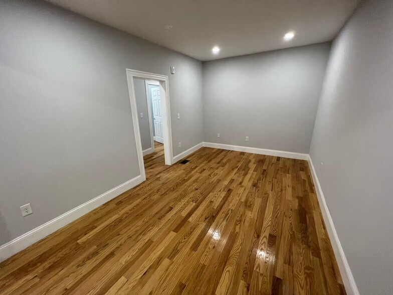 Building Photo - 132 1/2 Oxford St