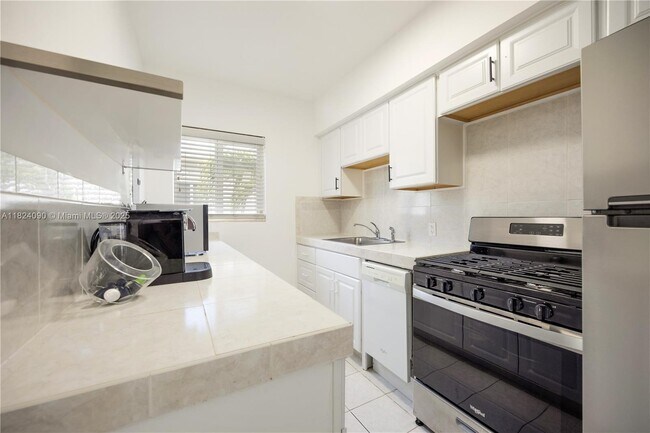 Building Photo - 1110 Venetian Way