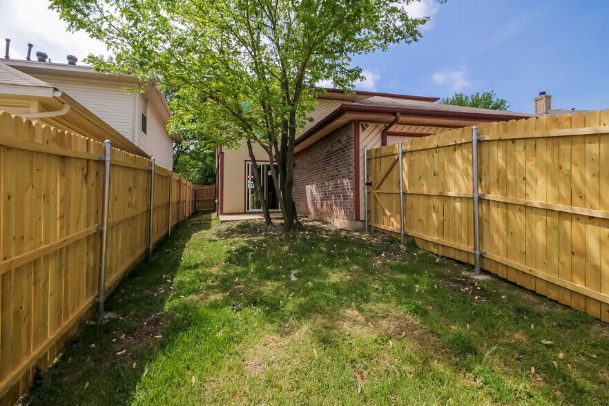 Building Photo - 216 High Pointe Ln
