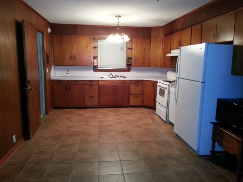 Building Photo - 83 Old Springfield Rd