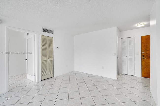 Building Photo - 7150 Indian Creek Dr