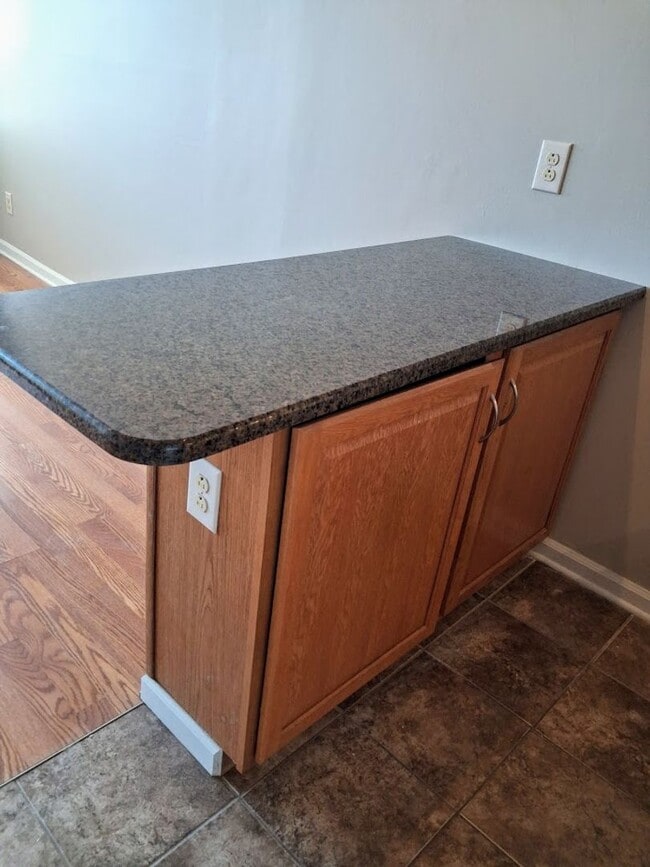 Building Photo - Fantastic deal on a great location!  This studio/1bath is available for EARLY MOVE IN at $1000/month