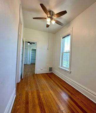 Building Photo - Charming Second Floor Unit with Off-Street Parking