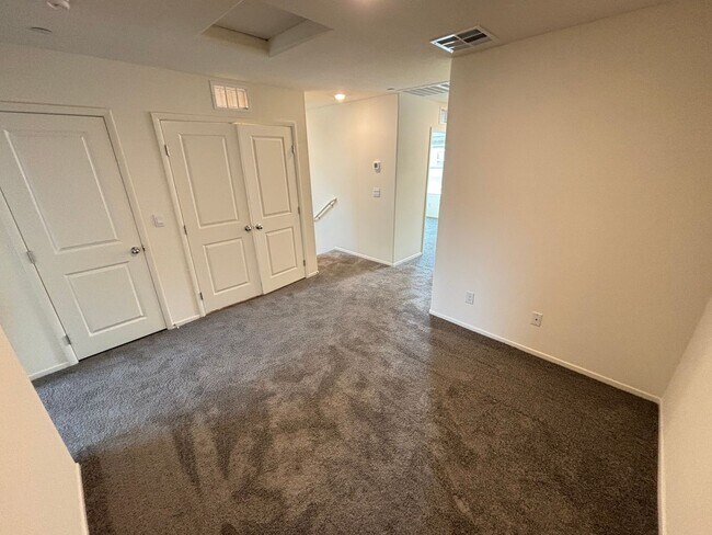 Building Photo - Charming 3Bed/2.5Bath/2Car Townhouse located in Northwest Las Vegas