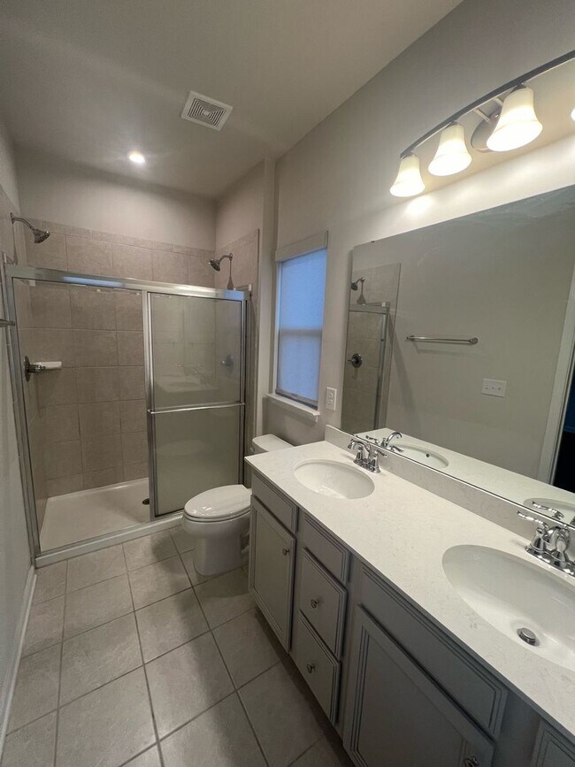 Building Photo - Beautiful End-Unit Townhome
