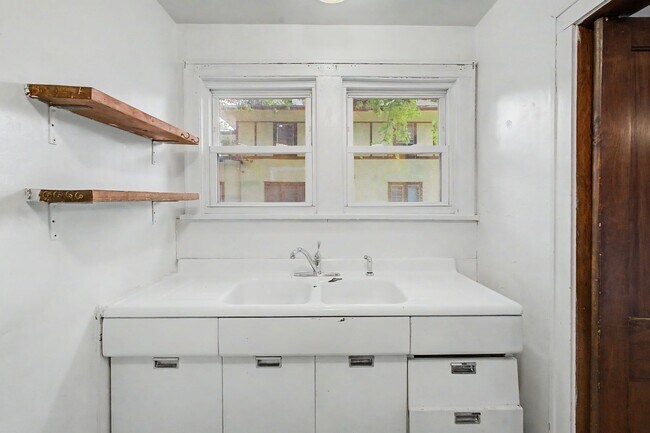 Building Photo - 407 W Green St