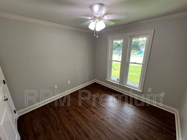 Building Photo - 13235 Country Park Ave