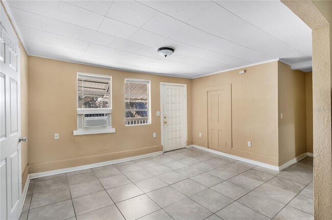 Building Photo - 418 E Amelia Ave