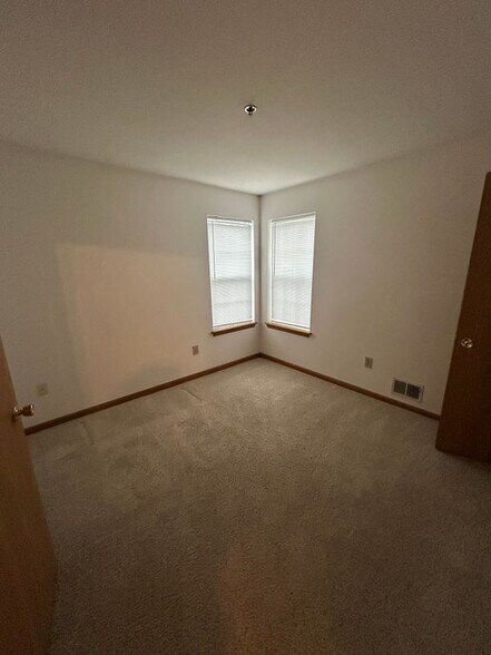 Building Photo - 55 Elderberry Ct