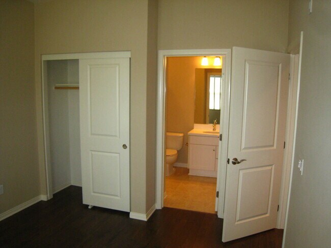 Building Photo - Prestigious 2 Bed 2.5 Bath Two Story Condo