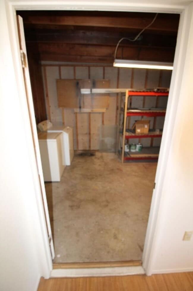 Building Photo - Spacious 4bd/2ba Featuring Central A/C and Large Private Yard