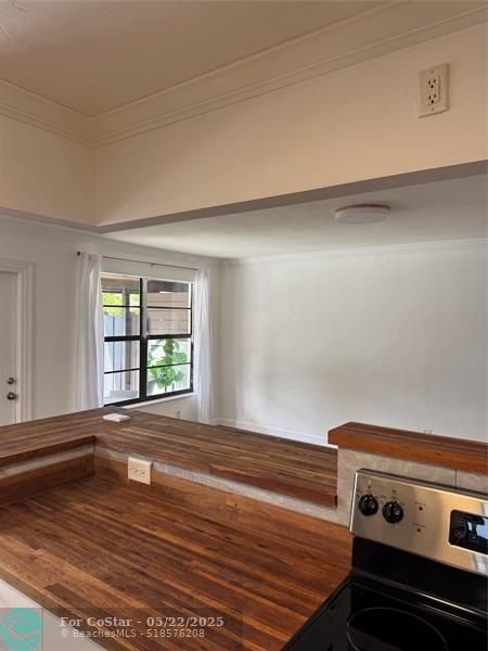Building Photo - 520 NE 58th St