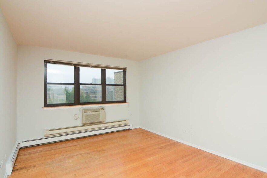 Building Photo - 663 W Wrightwood Ave