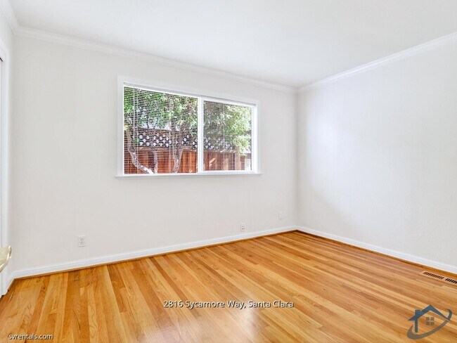 Building Photo - 2816 Sycamore Way