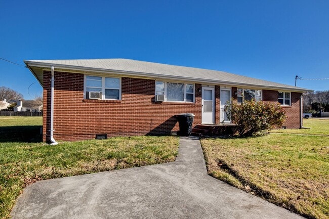 Building Photo - 936-938 Schumann Dr