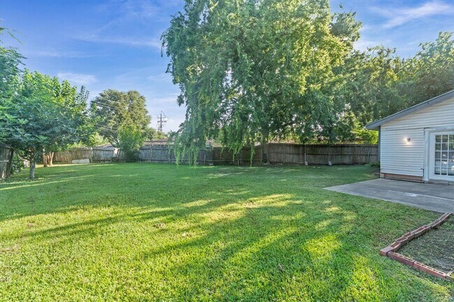 Building Photo - 13930 New Village Ln