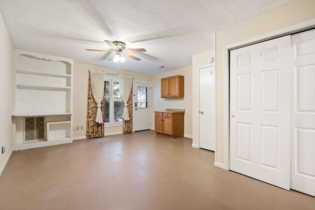 Building Photo - Spacious 3-Level Townhome Minutes from Dow...