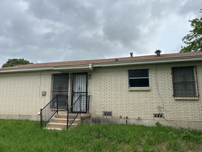 Building Photo - 3312 Lake Travis Ave