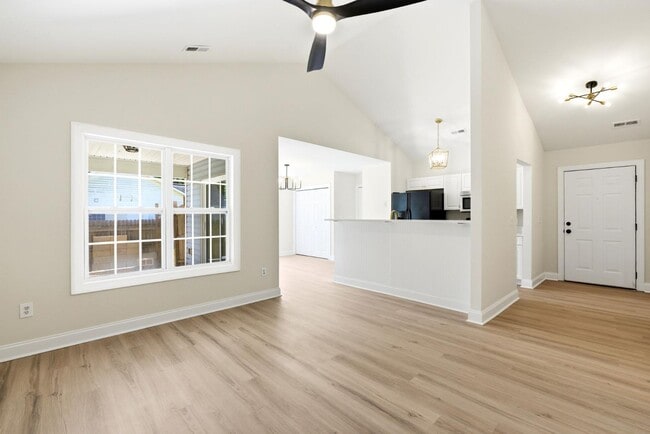 Building Photo - 215 Gardenview Ct NE
