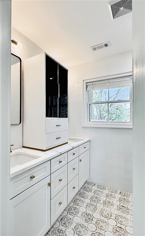 Building Photo - 38 Delmont Dr NE