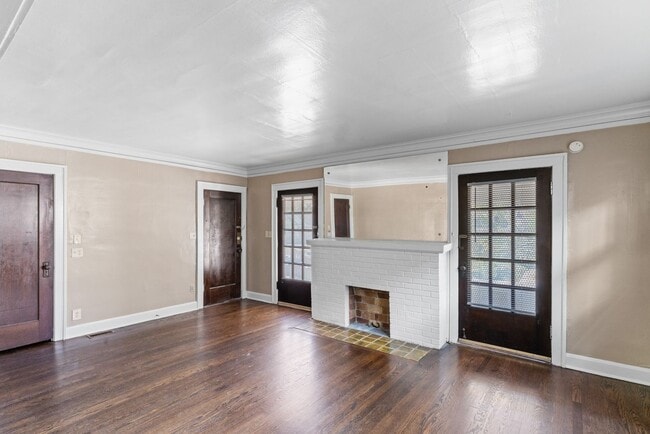 Building Photo - Charming 2-Bed Home with Hardwood Floors & Bright, Open Living Spaces!