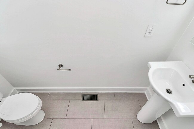 Building Photo - Stunning 3 Bedroom Townhome Near Uptown - ...