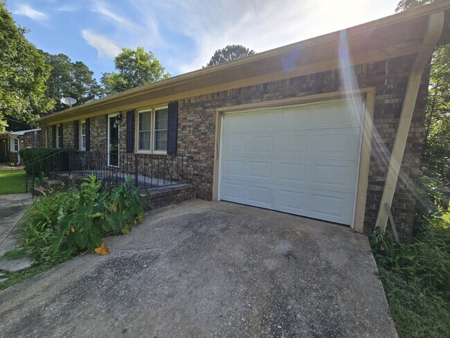 Building Photo - "Charming Full Brick, 3-Bed Oasis in Hampton, GA with 1.5 Baths – Your Perfect Retreat Awaits!"