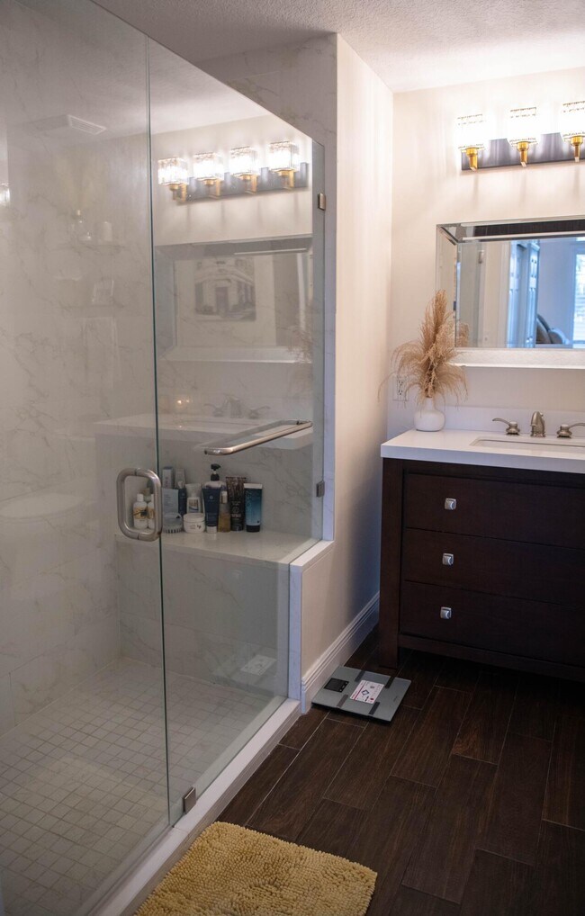 Building Photo - 1203 Town Center Dr