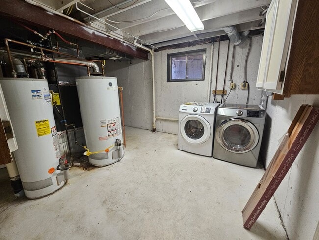 Building Photo - Gorgeous 2+ Bedroom 3 Bath Townhouse with ...