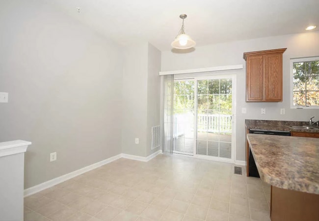 Building Photo - Beautiful End-Unit Townhome in Tanyard Spr...
