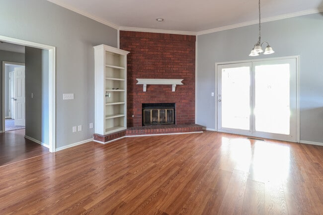 Building Photo - 904 Julies Trl