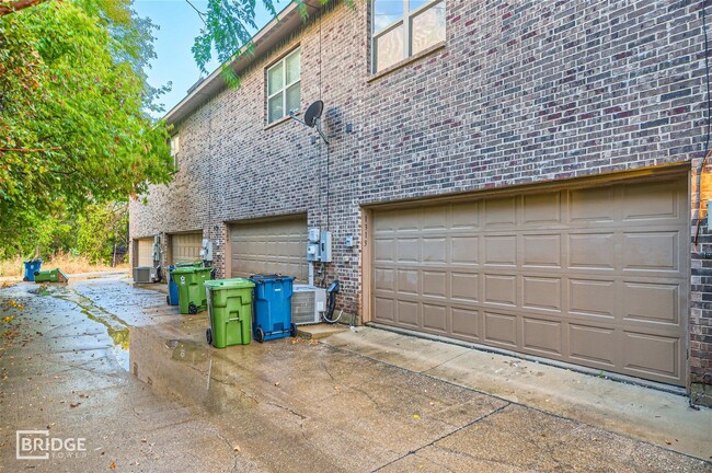 Building Photo - 1312 Lakecrest Ln