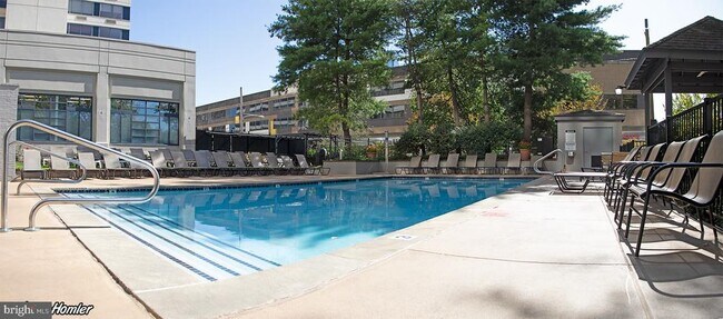 Building Photo - 2001 Hamilton St