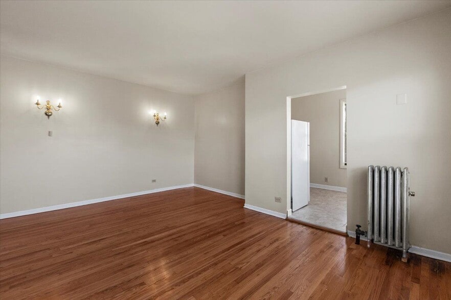 Building Photo - 1934 E 74th St