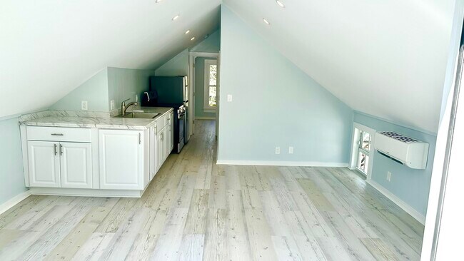 Building Photo - 1420 Petronia St