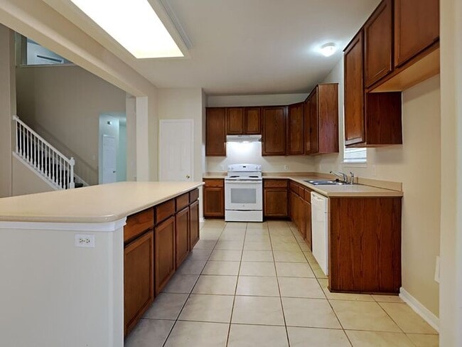 Building Photo - No Applications Fees* $500 off first month...