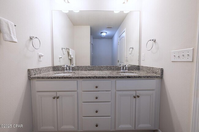 Building Photo - 1882 Pointe Dr