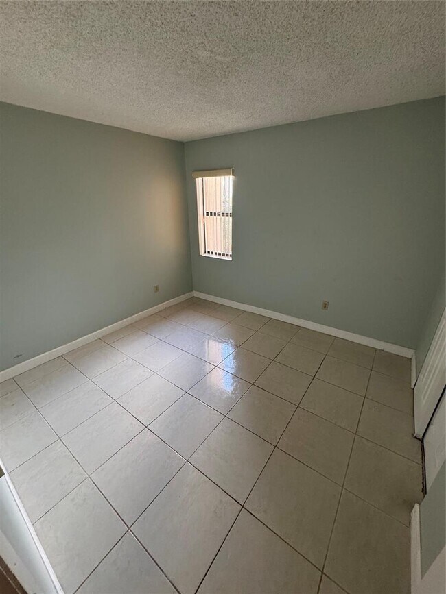 Building Photo - 852 NE 209th St