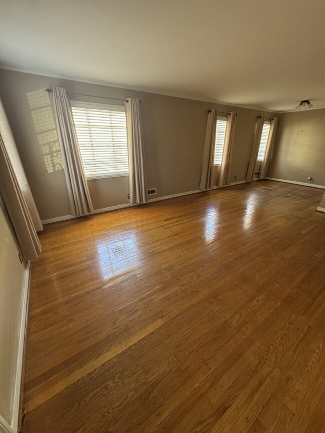 Building Photo - "Charming 3-Bedroom Retreat in Birmingham - Spacious 1920 Sq. Ft. Home on Red Lane Drive!"