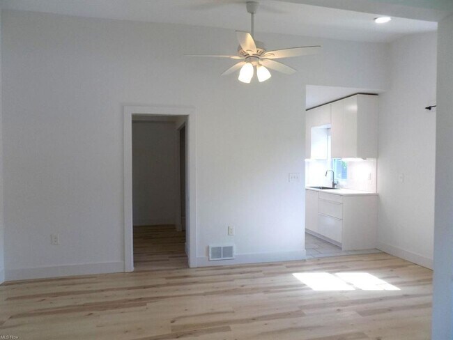 Building Photo - 1094 Moneta Ave